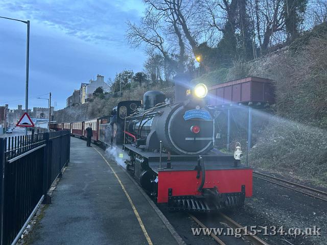 №134 at Caernarfon awaiting the right of way to leave for Dinas.